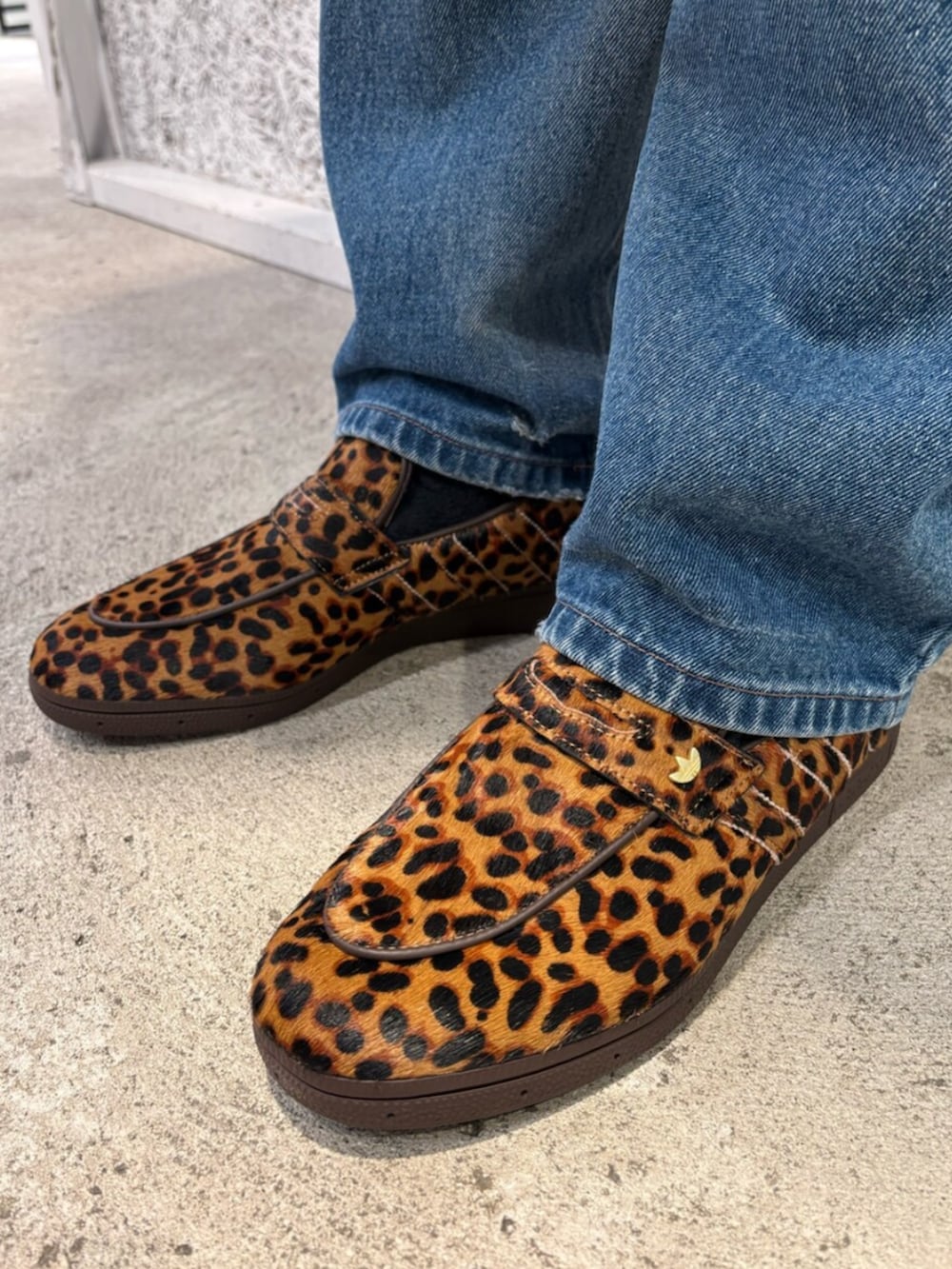 ブラウン系のジャージ、ベージュ系のスニーカー、ブラック系のバンダナ/スカーフを着用したメンズの春コーディネートの4枚目の写真