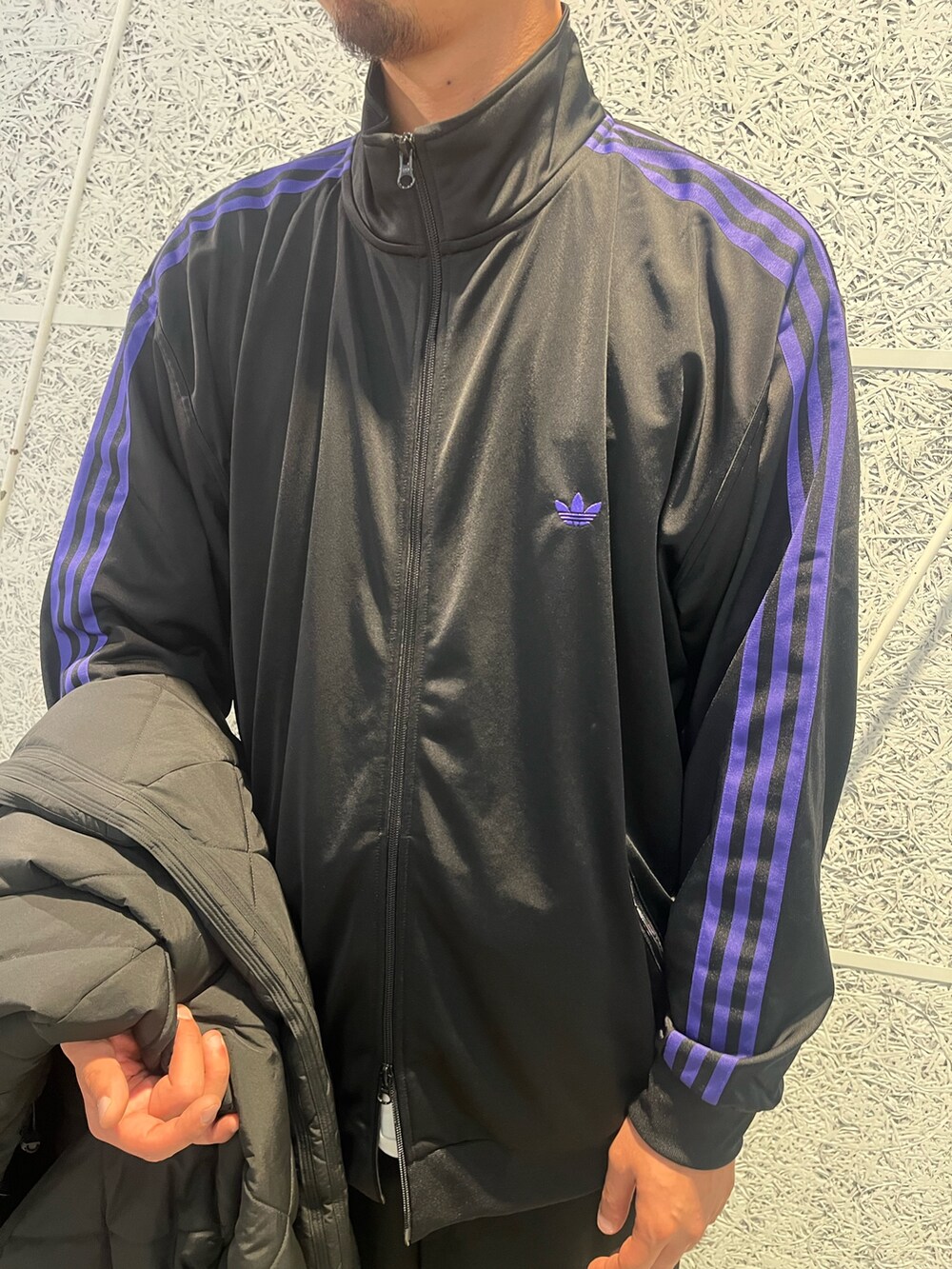 「スニーカー、ジャケット、adidas、ジャージ、アディダス、スタンスミス、adidas originals、トラックジャケット、アディダスオリジナルス、ハーフジップ」｜「adidasのプレミアム エッセンシャルズ キルト 1/2ジップ ジャケット / アディダスオリジナルス adidas Originals（ダウンジャケット/コート、ブラック系）」を使った、T.Sさん（メンズ・190cm）の秋コーディネートの5枚目の写真