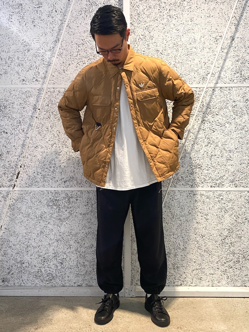 「スニーカー、アウター、adidas、アディダス、スタンスミス、adidas originals、アディダスオリジナルス、ナイロンパンツ、ライトジャケット、シュムーフォイル」｜「adidasのスタンスミス Freizeit / Stan Smith Freizeit（シューズ、ブラック系）」を使った、T.Sさん（メンズ・190cm）の秋コーディネートの2枚目の写真