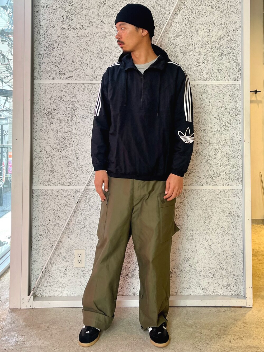 「スニーカー、adidas、アディダス、adidas originals、アノラック、アディダスオリジナルス、サンバ、キルトジャケット、ハーフジップ、スケートボーディング」｜「adidasのコパ キルトジャケット / アディダスオリジナルス adidas Originals（MA-1、ブラック系）」を使った、T.Sさん（メンズ・190cm）の秋コーディネートの2枚目の写真