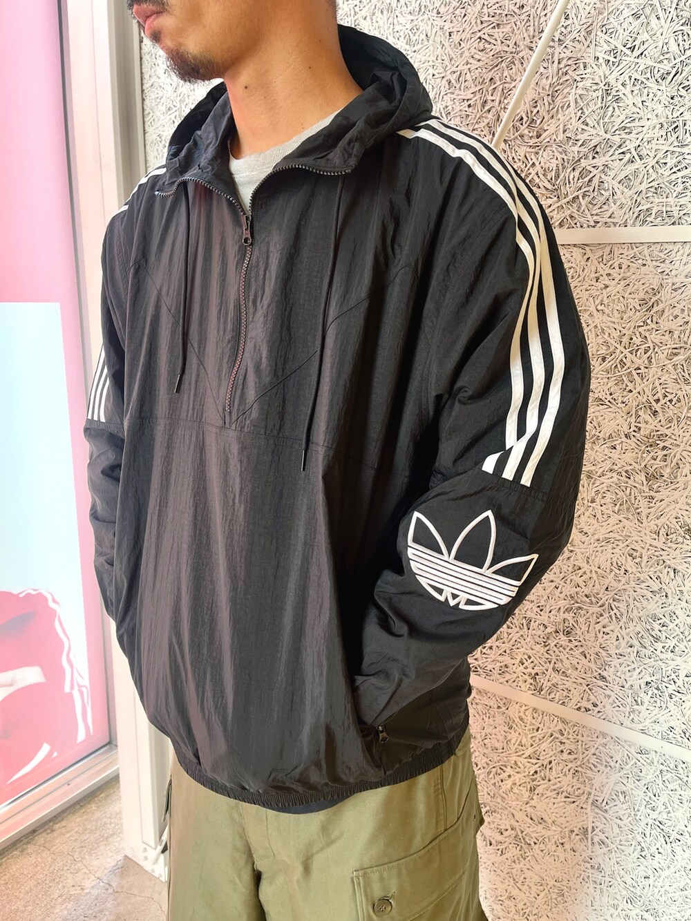 「スニーカー、adidas、アディダス、adidas originals、アノラック、アディダスオリジナルス、サンバ、キルトジャケット、ハーフジップ、スケートボーディング」｜「adidasのコパ キルトジャケット / アディダスオリジナルス adidas Originals（MA-1、ブラック系）」を使った、T.Sさん（メンズ・190cm）の秋コーディネートの5枚目の写真