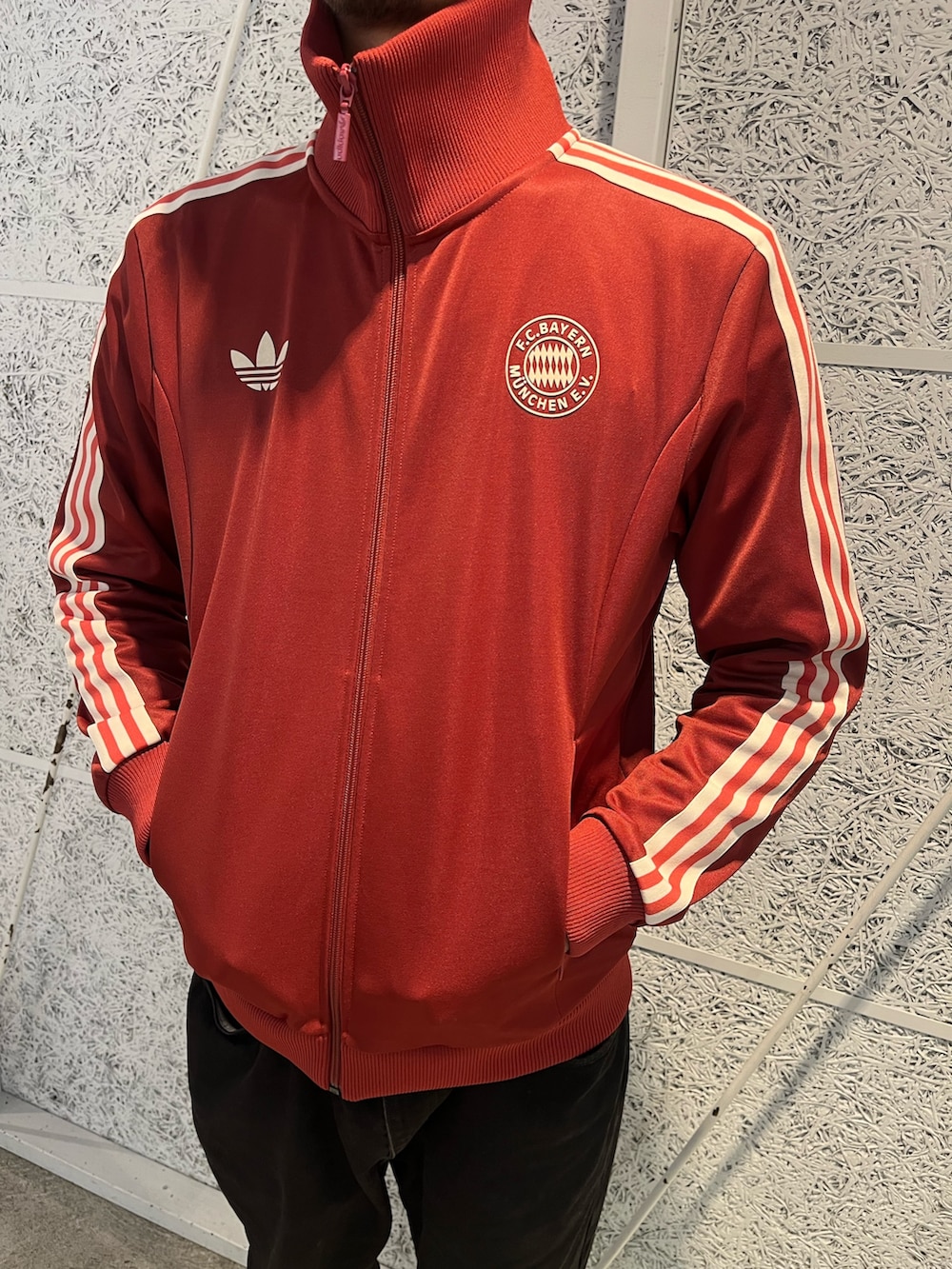 「スニーカー、adidas、ジャージ、アディダス、adidas originals、アディダスオリジナルス、サンバ、トラックトップ、キルトベスト、FCバイエルン」｜「adidasのプレミアム エッセンシャルズ ナイロン キルトベスト / アディダスオリジナルス adidas Originals（ダウンベスト、ブラック系）」を使った、T.Sさん（メンズ・190cm）の冬コーディネートの3枚目の写真