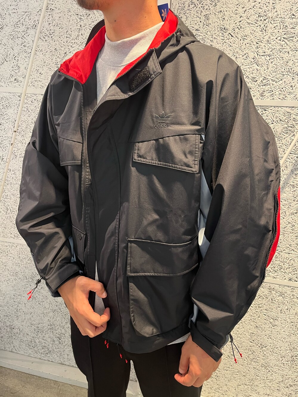 「スニーカー、adidas、アディダス、ナイロンジャケット、トラックパンツ、adidas originals、アディダスオリジナルス、長袖Tシャツ、ガゼル、ORDINARY PEOPLE」｜「adidasのガゼル [GAZELLE] オリジナルス（スニーカー、ブラック系）」を使った、T.Sさん（メンズ・190cm）の秋コーディネートの3枚目の写真