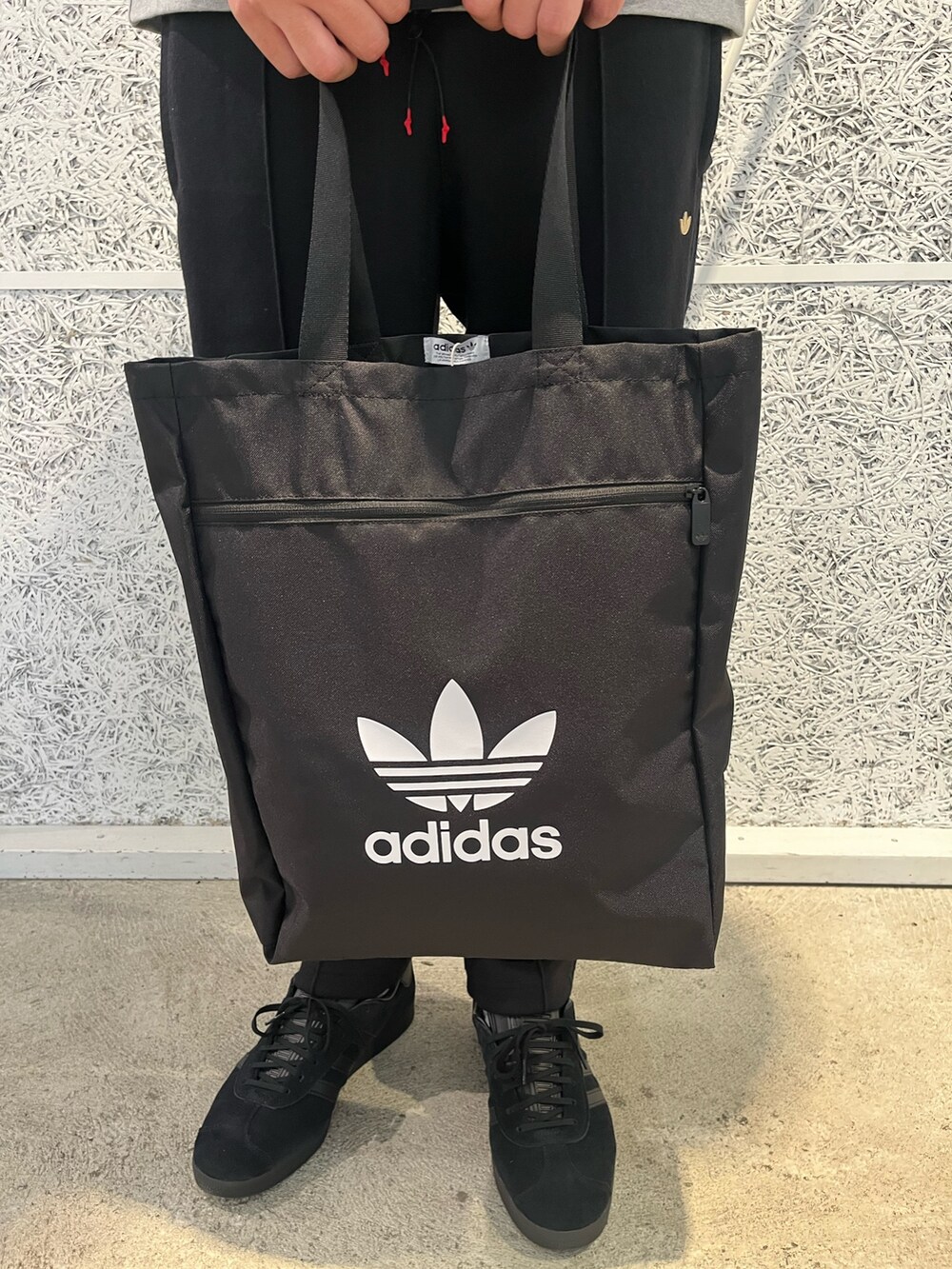 「スニーカー、adidas、アディダス、ナイロンジャケット、トラックパンツ、adidas originals、アディダスオリジナルス、長袖Tシャツ、ガゼル、ORDINARY PEOPLE」｜「adidasのガゼル [GAZELLE] オリジナルス（スニーカー、ブラック系）」を使った、T.Sさん（メンズ・190cm）の秋コーディネートの6枚目の写真