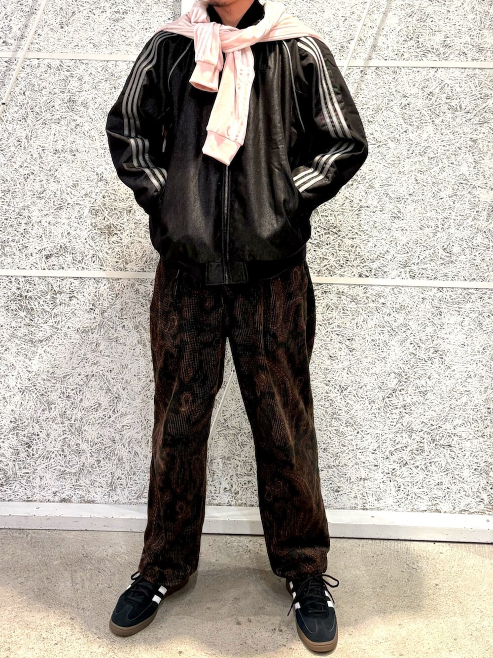 ブラック系のデニムジャケット、ブラック系のスニーカーを着用したメンズの冬コーディネートの2枚目の写真