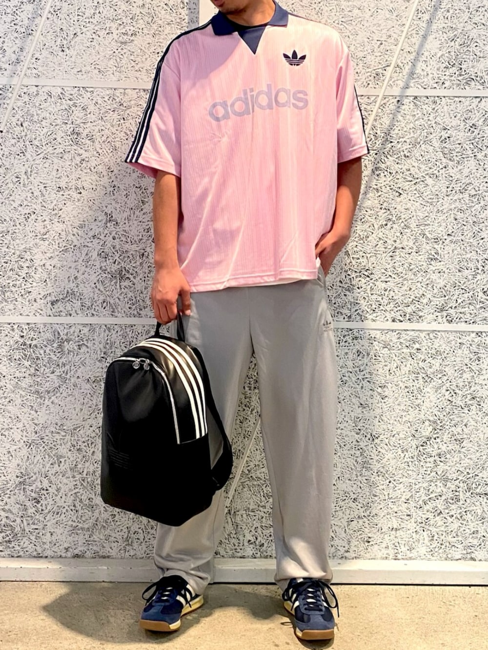 「adidas、adidas originals、アディダス、アディダスオリジナルス、スニーカー、ジャージ、バックパック、めがね」｜「adidasの襟付きゴーリートップ / アディダスオリジナルス adidas Originals（Tシャツ/カットソー、ピンク系）」を使った、T.Sさん（メンズ・190cm）の春コーディネートの2枚目の写真