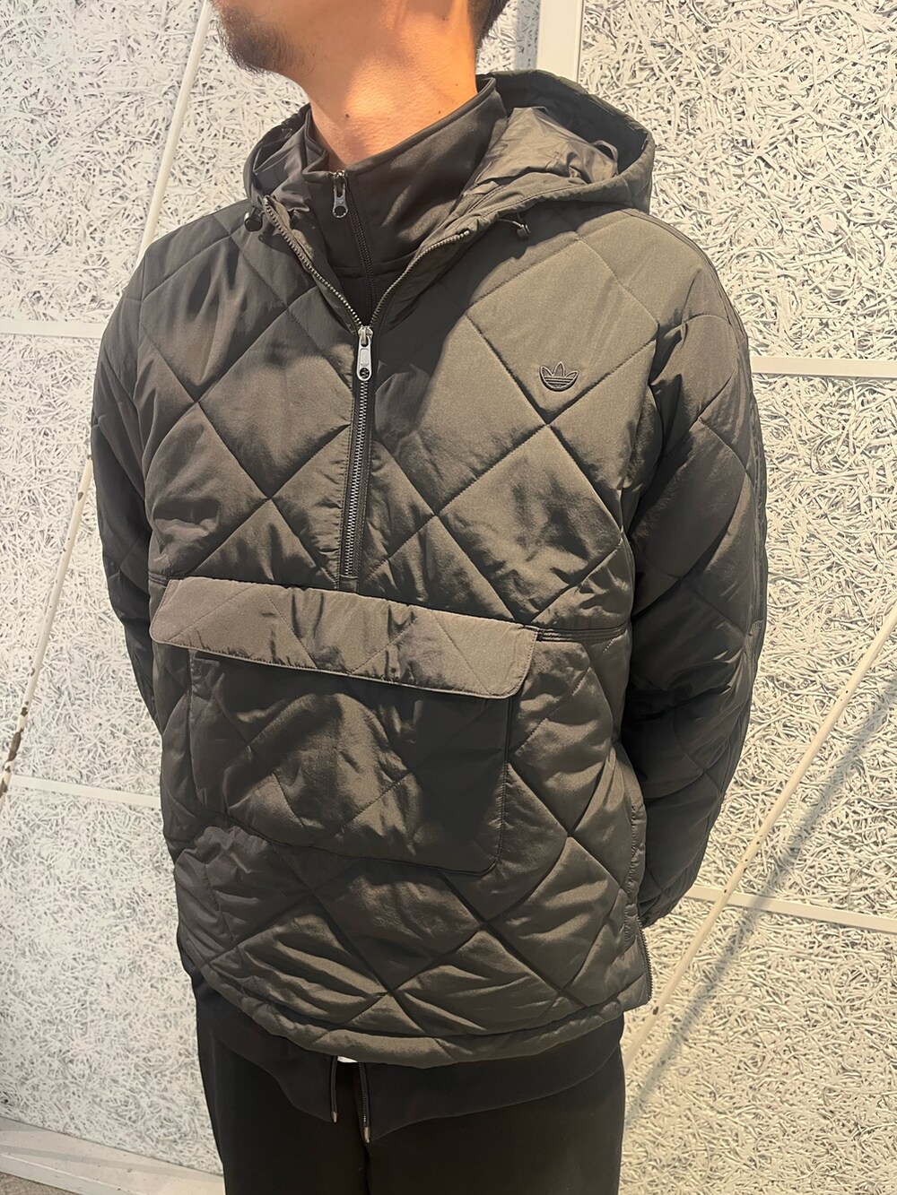 「スニーカー、ジャケット、adidas、ジャージ、アディダス、スタンスミス、adidas originals、トラックジャケット、アディダスオリジナルス、ハーフジップ」｜「adidasのプレミアム エッセンシャルズ キルト 1/2ジップ ジャケット / アディダスオリジナルス adidas Originals（ダウンジャケット/コート、ブラック系）」を使った、T.Sさん（メンズ・190cm）の秋コーディネートの3枚目の写真