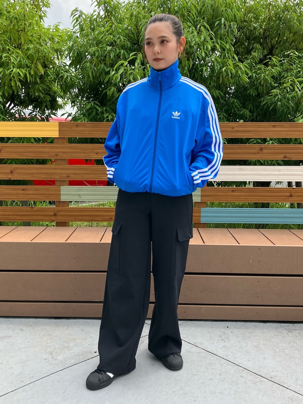 「スタッフコーデ、ブルー、adidas、スニーカーコーデ、アディダス、adidas originals、トラックジャケット、スーパースター、アディカラー、アディダスコーデ」｜「adidasのアディカラー クラシックス スリーストライプス ショートタンクトップ / アディダスオリジナルス adidas Originals（Tシャツ/カットソー、ホワイト系）」を使った、OSさん（レディース・153cm）の夏コーディネートの2枚目の写真
