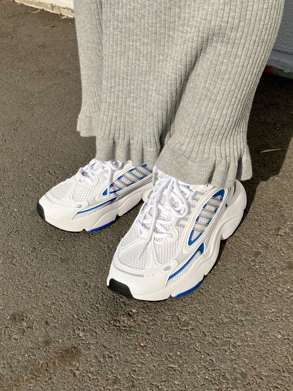 ブルー系のダウンジャケット/コート、ホワイト系のスニーカーを着用したレディースの冬コーディネートの4枚目の写真