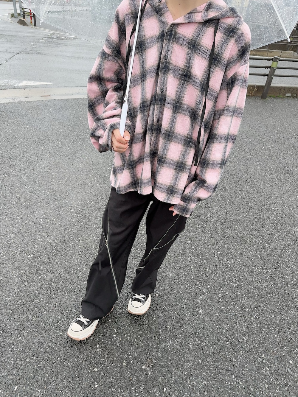 ブラック系のスニーカー、ブラック系のスラックス、ピンク系のトップスを着用したメンズの夏コーディネートの2枚目の写真