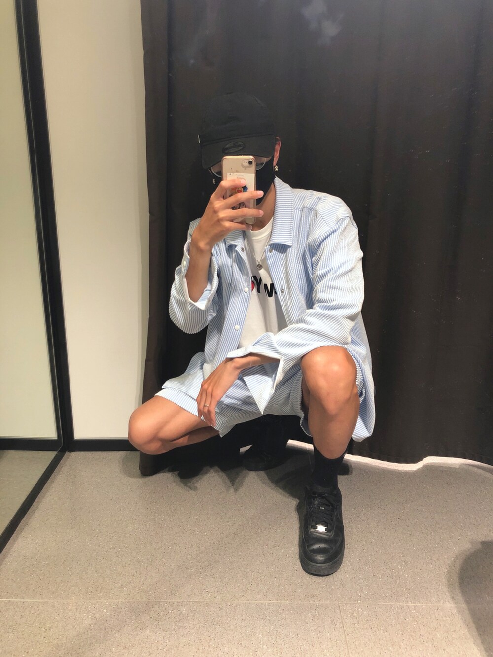 ブルー系のセットアップ、ブラック系のスニーカー、ホワイト系のTシャツ/カットソーを着用したメンズの春コーディネートの2枚目の写真