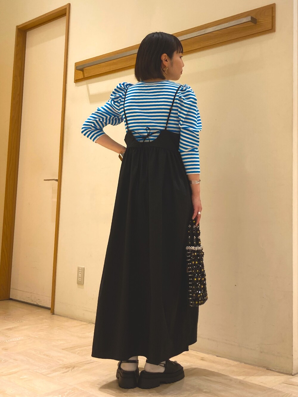 「キャミワンピ、キャミワンピース、ボリューム袖、ボーダー、ボーダートップス、春服みてみて、大人カジュアル、リラックススタイル、オトナカワイイ、差し色、ママコーデ、キャセリーニ、ビーズバッグ、厚底サンダル」｜「REMMEの【REMME/レメ】ゴムバンド厚底サンダル（サンダル、ブラック系）」を使った、mizutaniさん（レディース・154cm）の春コーディネートの2枚目の写真