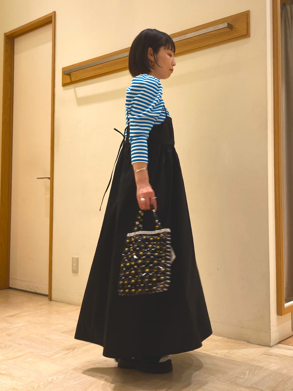 「キャミワンピ、キャミワンピース、ボリューム袖、ボーダー、ボーダートップス、春服みてみて、大人カジュアル、リラックススタイル、オトナカワイイ、差し色、ママコーデ、キャセリーニ、ビーズバッグ、厚底サンダル」｜「REMMEの【REMME/レメ】ゴムバンド厚底サンダル（サンダル、ブラック系）」を使った、mizutaniさん（レディース・154cm）の春コーディネートの3枚目の写真