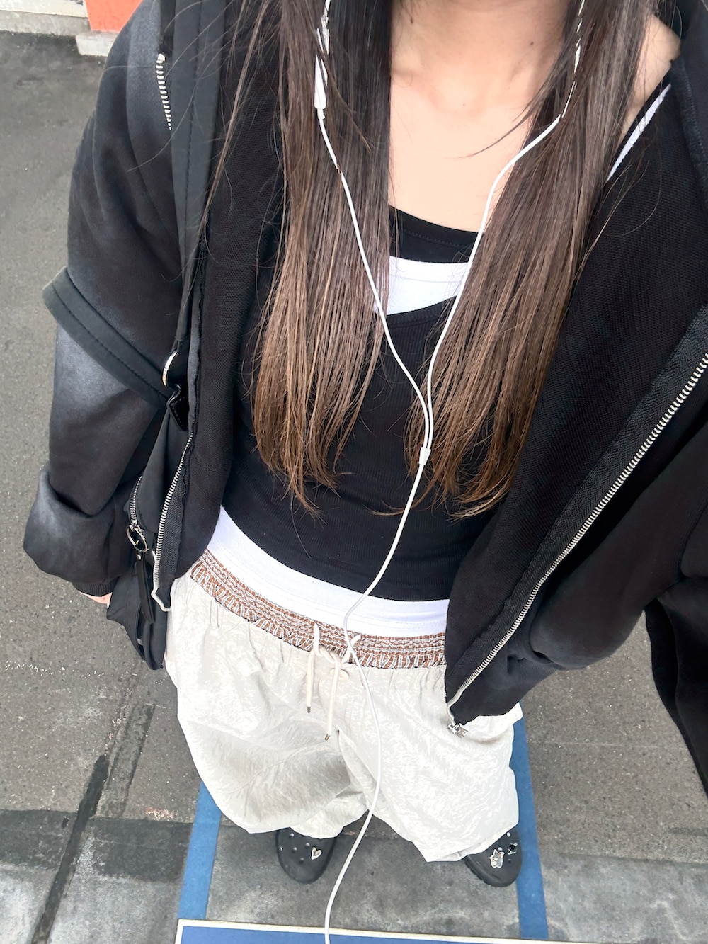 ブラック系のサンダル、グレー系のその他パンツ、ブラック系のパーカーを着用したレディースの秋コーディネートの2枚目の写真