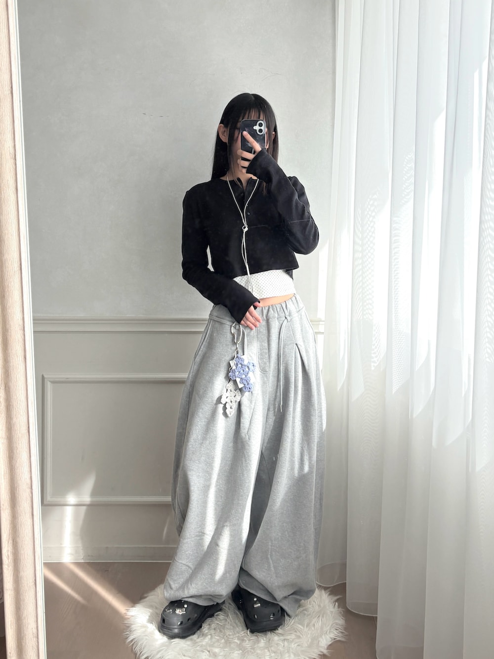 ブラック系のTシャツ/カットソー、ホワイト系のキャミソール、ブラック系のサンダルを着用したレディースの冬コーディネートの2枚目の写真