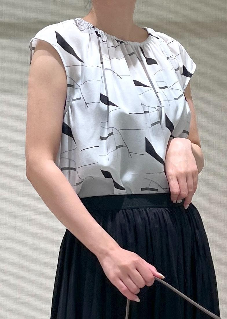 ブラック系のスカート、ブラック系のパンプス、グレー系のシャツ/ブラウスを着用したレディースの夏コーディネートの5枚目の写真