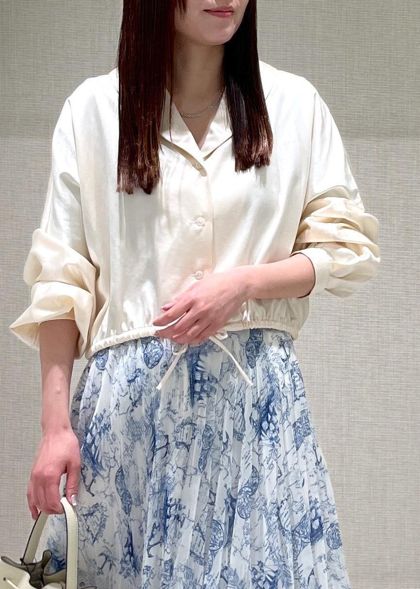 ブラック系のパンプス、ブルー系のスカート、ホワイト系のシャツ/ブラウスを着用したレディースの冬コーディネートの5枚目の写真