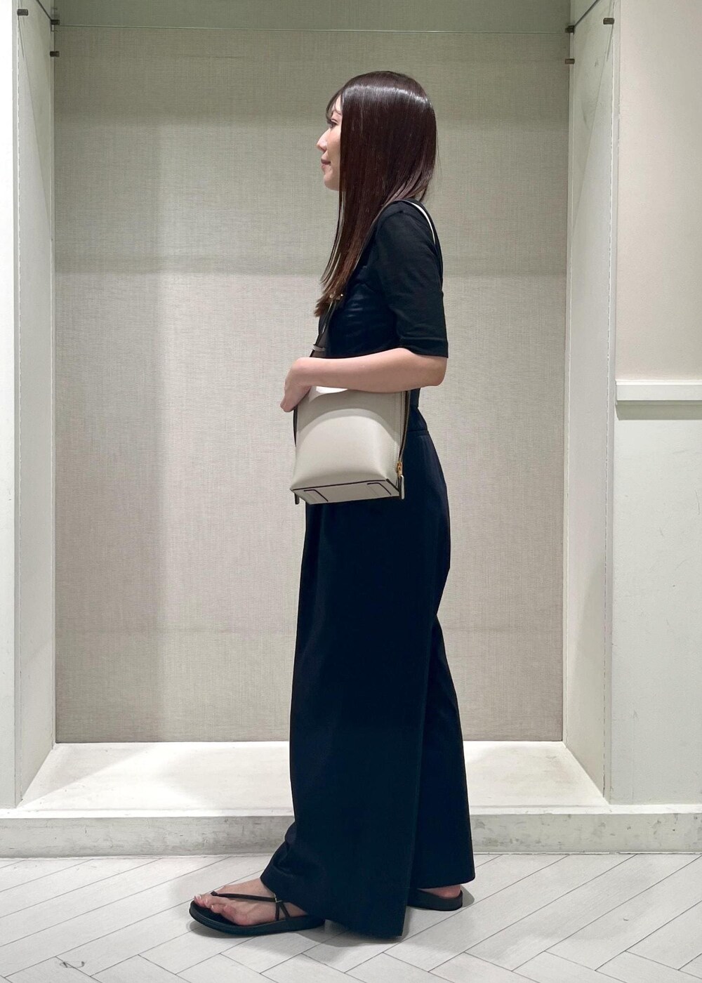 ブラック系のサンダル、ブラック系のTシャツ/カットソー、ブルー系のつなぎ/オールインワンを着用したレディースの夏コーディネートの2枚目の写真