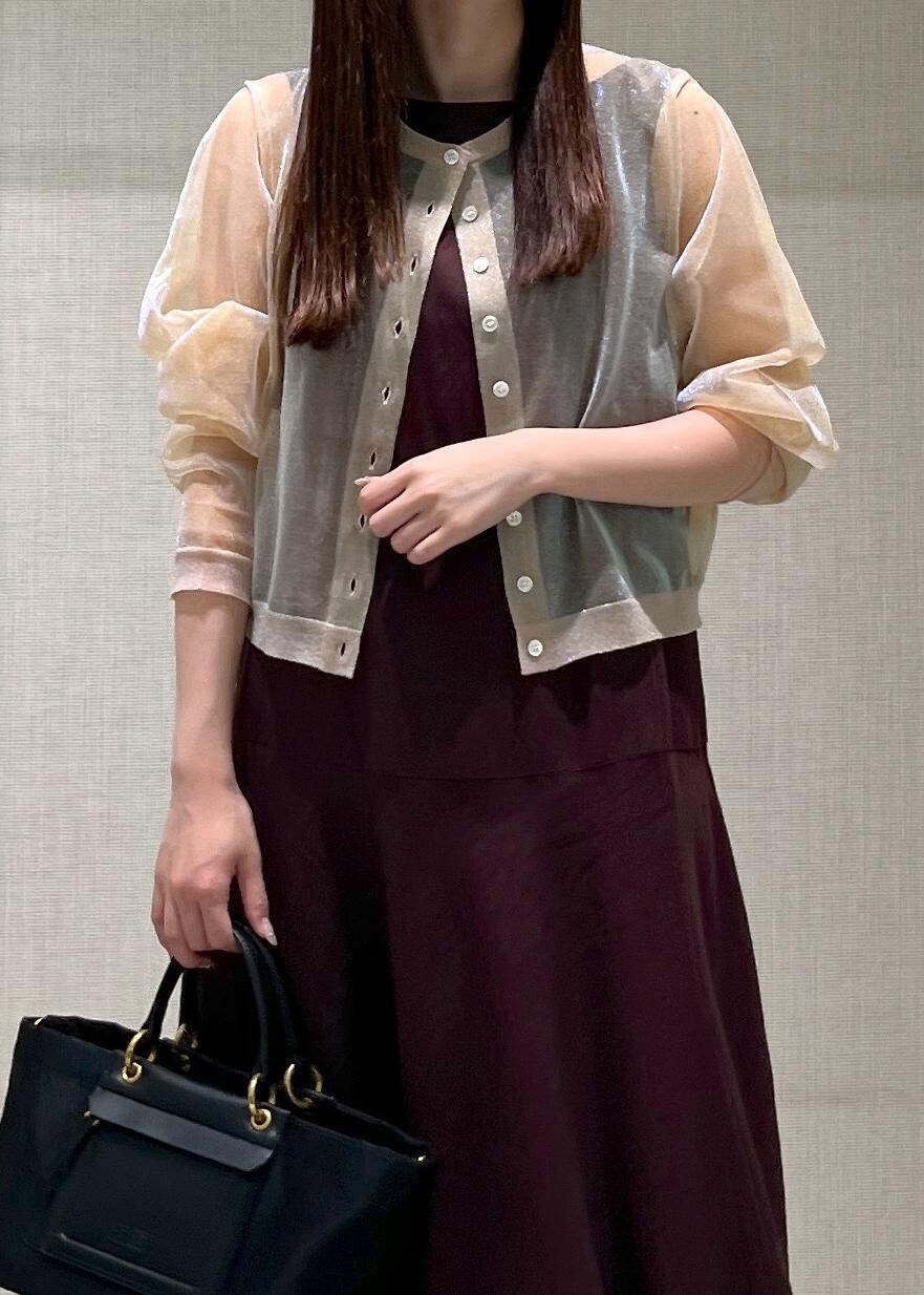 ブラック系のサンダル、ブラウン系のワンピース、ホワイト系のカーディガン/ボレロを着用したレディースの夏コーディネートの5枚目の写真