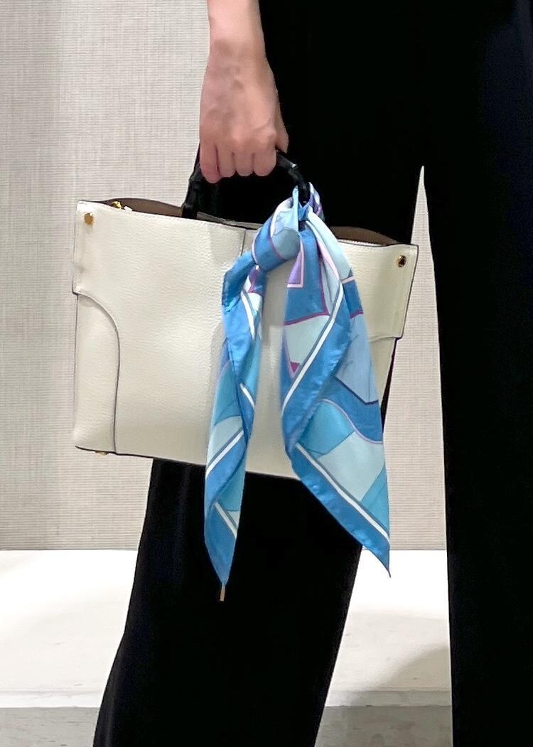 ブラック系のパンプス、ホワイト系のハンドバッグ、ブラック系のシャツ/ブラウスを着用したレディースの秋コーディネートの8枚目の写真