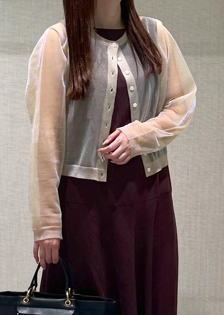 ブラック系のサンダル、ブラウン系のワンピース、ホワイト系のカーディガン/ボレロを着用したレディースの夏コーディネートの7枚目の写真