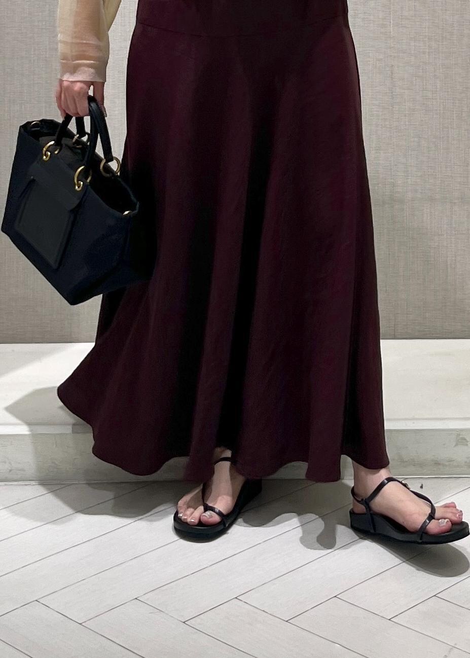 ブラック系のサンダル、ブラウン系のワンピース、ホワイト系のカーディガン/ボレロを着用したレディースの夏コーディネートの8枚目の写真