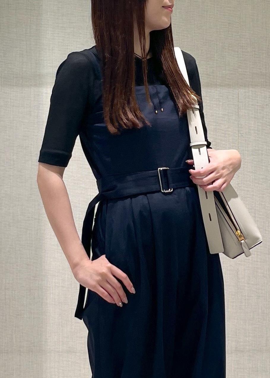 ブラック系のサンダル、ブラック系のTシャツ/カットソー、ブルー系のつなぎ/オールインワンを着用したレディースの夏コーディネートの5枚目の写真