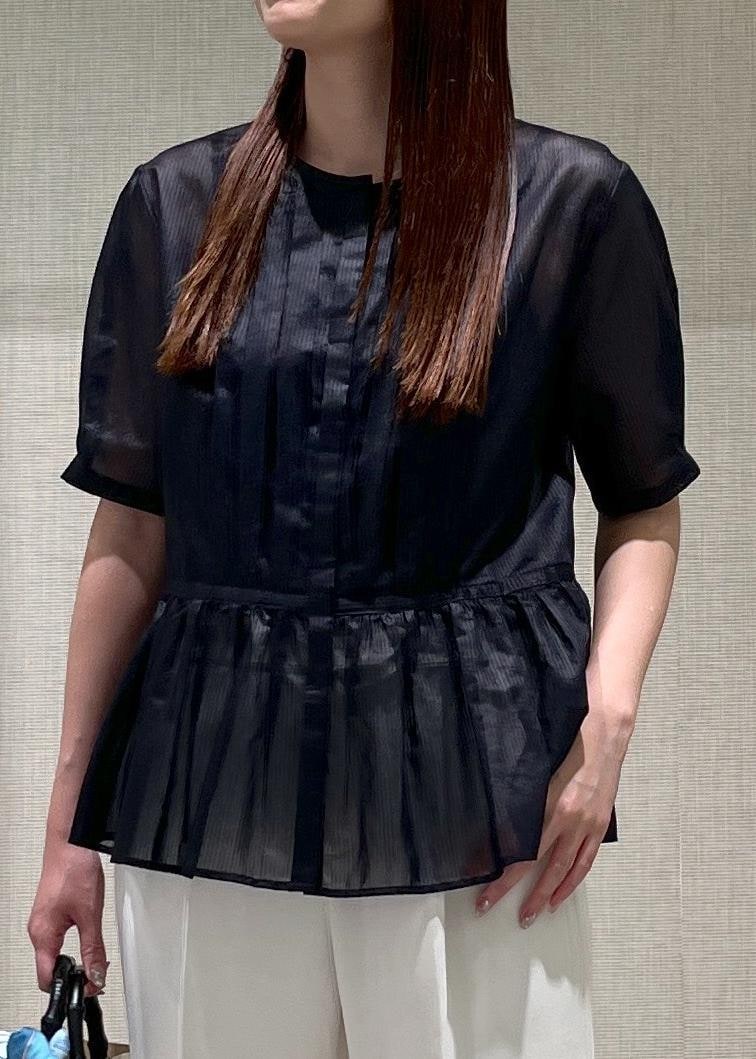 ブラック系のパンプス、ホワイト系のハンドバッグ、ホワイト系のその他パンツを着用したレディースの秋コーディネートの7枚目の写真
