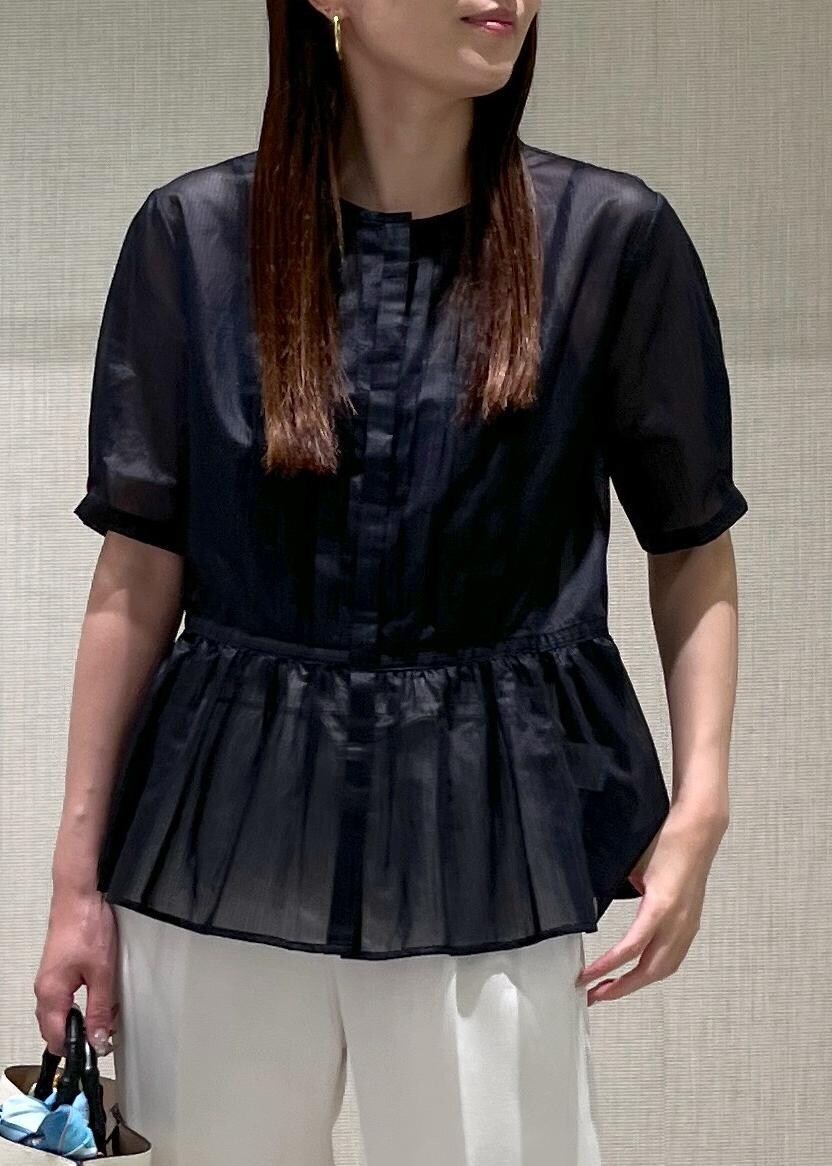 ブラック系のパンプス、ホワイト系のハンドバッグ、ホワイト系のその他パンツを着用したレディースの秋コーディネートの5枚目の写真