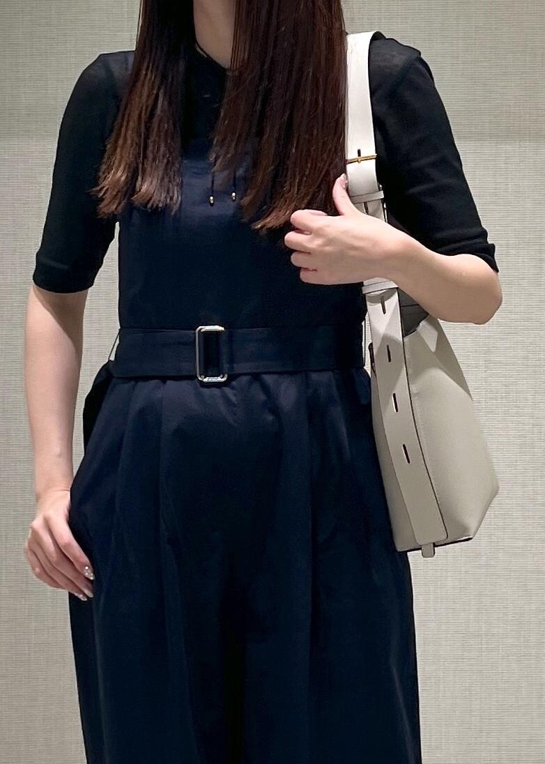 ブラック系のサンダル、ブラック系のTシャツ/カットソー、ブルー系のつなぎ/オールインワンを着用したレディースの夏コーディネートの8枚目の写真