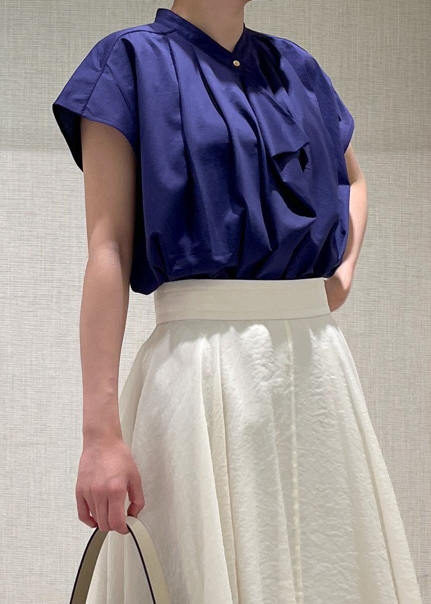 ホワイト系のサンダル、ホワイト系のスカート、ブルー系のシャツ/ブラウスを着用したレディースの春コーディネートの5枚目の写真