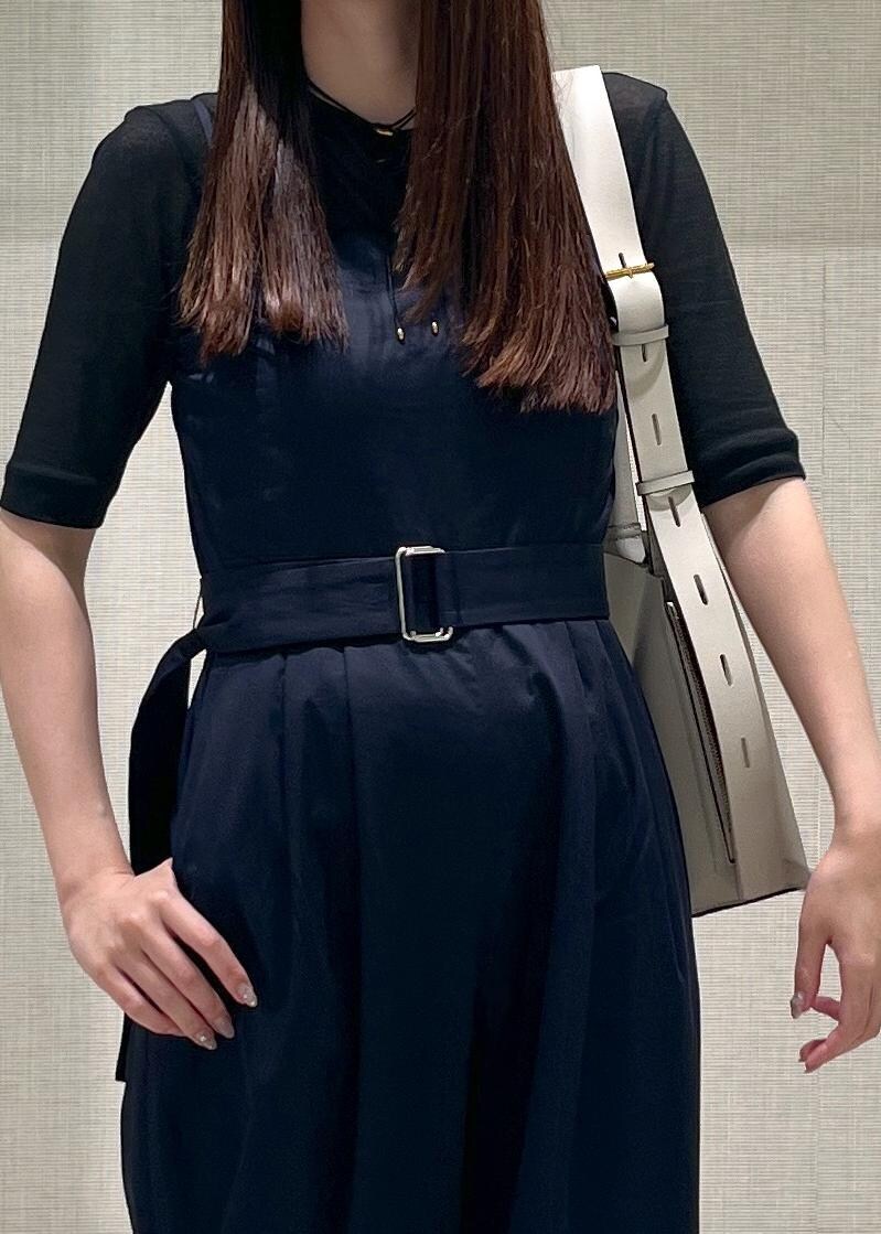 ブラック系のサンダル、ブラック系のTシャツ/カットソー、ブルー系のつなぎ/オールインワンを着用したレディースの夏コーディネートの7枚目の写真