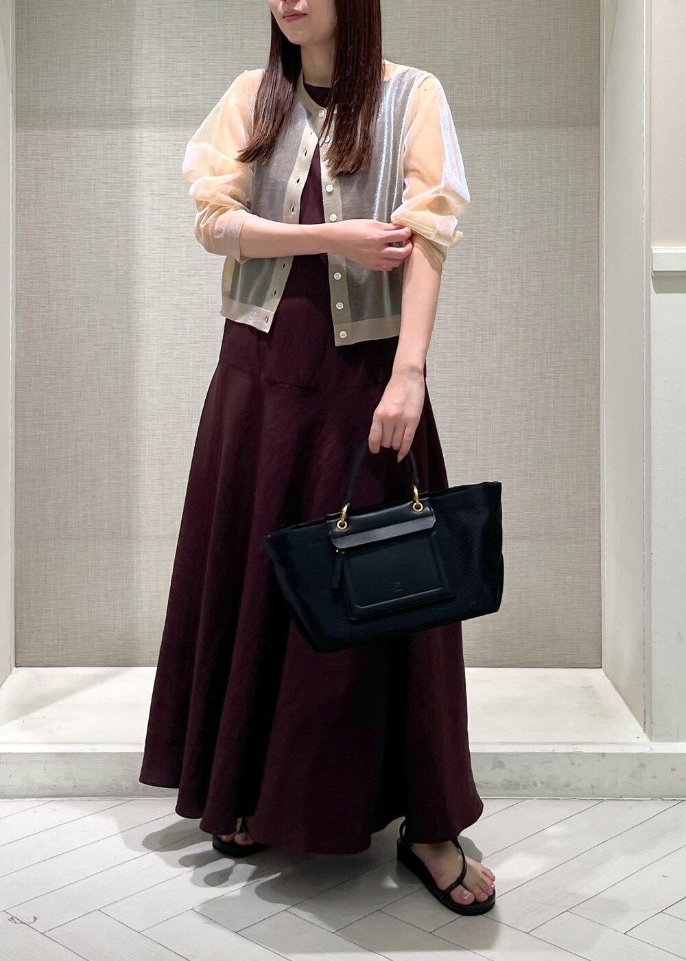 ブラック系のサンダル、ブラウン系のワンピース、ホワイト系のカーディガン/ボレロを着用したレディースの夏コーディネートの4枚目の写真