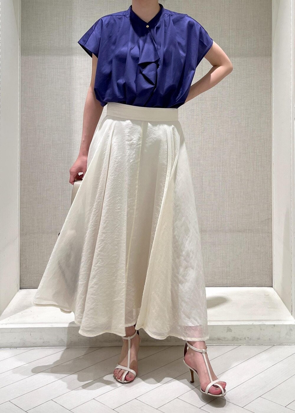 ホワイト系のサンダル、ホワイト系のスカート、ブルー系のシャツ/ブラウスを着用したレディースの春コーディネートの4枚目の写真