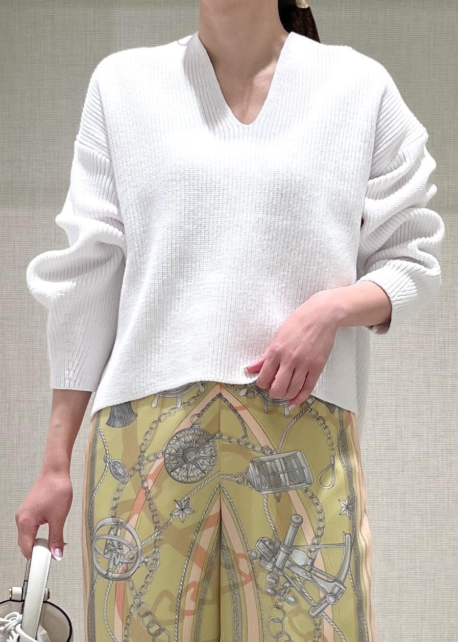 ホワイト系のハンドバッグ、ホワイト系のニット/セーター、イエロー系のその他パンツを着用したレディースの春コーディネートの5枚目の写真