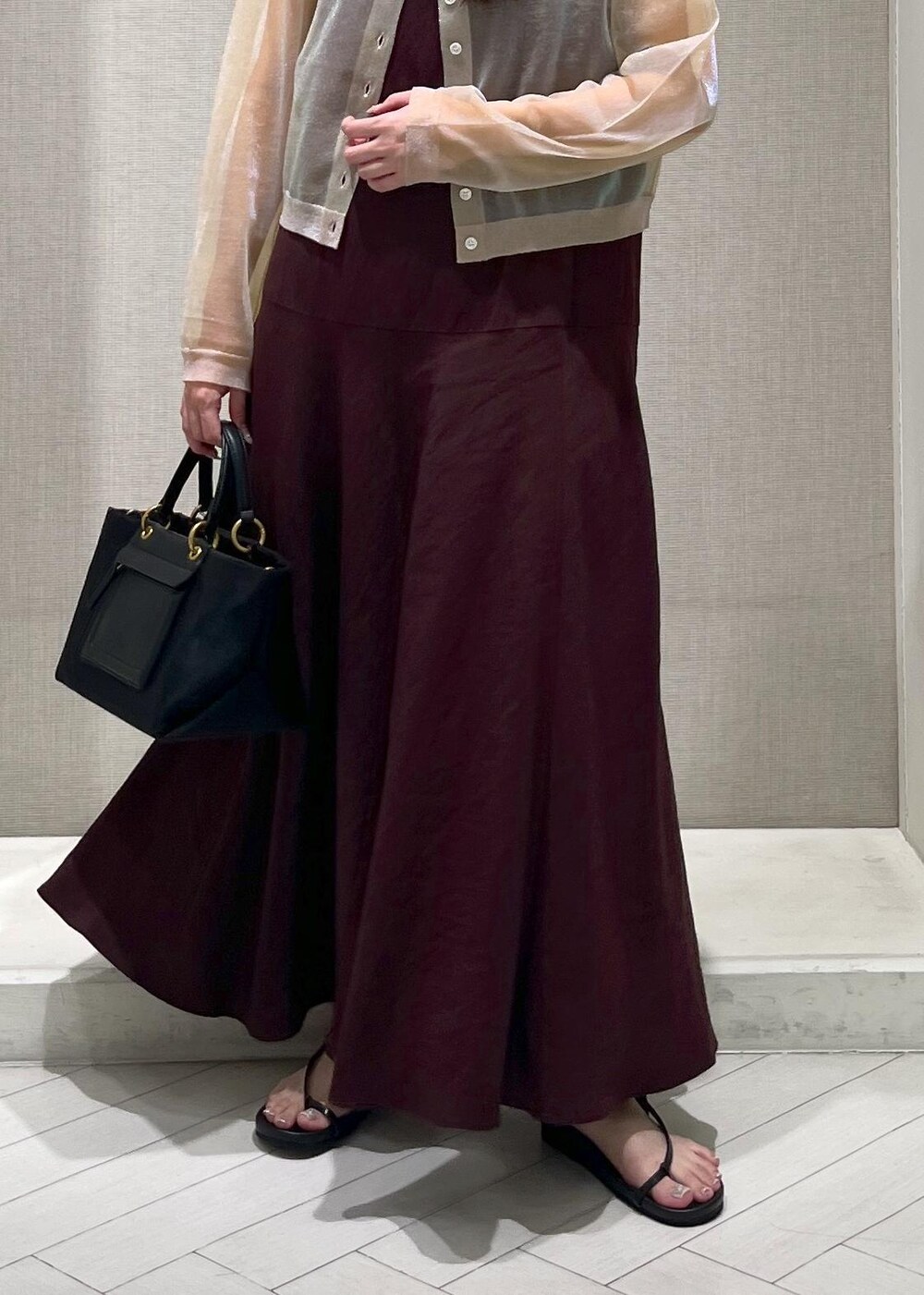 ブラック系のサンダル、ブラウン系のワンピース、ホワイト系のカーディガン/ボレロを着用したレディースの夏コーディネートの6枚目の写真