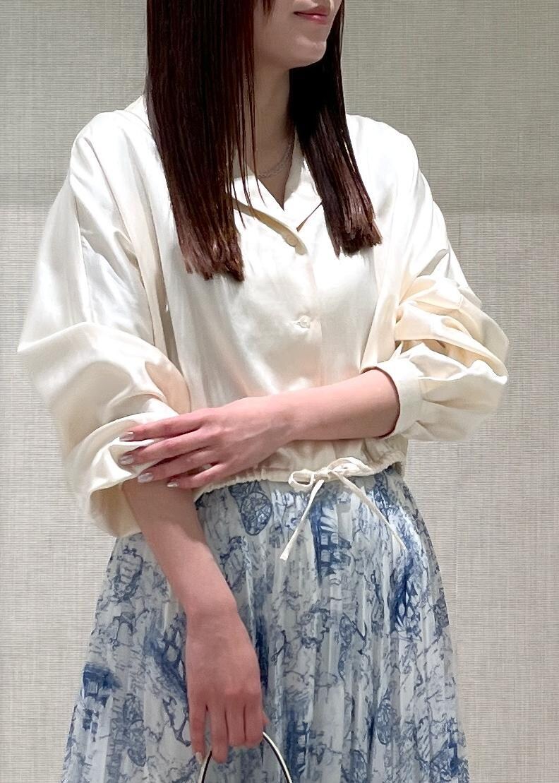 ブラック系のパンプス、ブルー系のスカート、ホワイト系のシャツ/ブラウスを着用したレディースの冬コーディネートの6枚目の写真