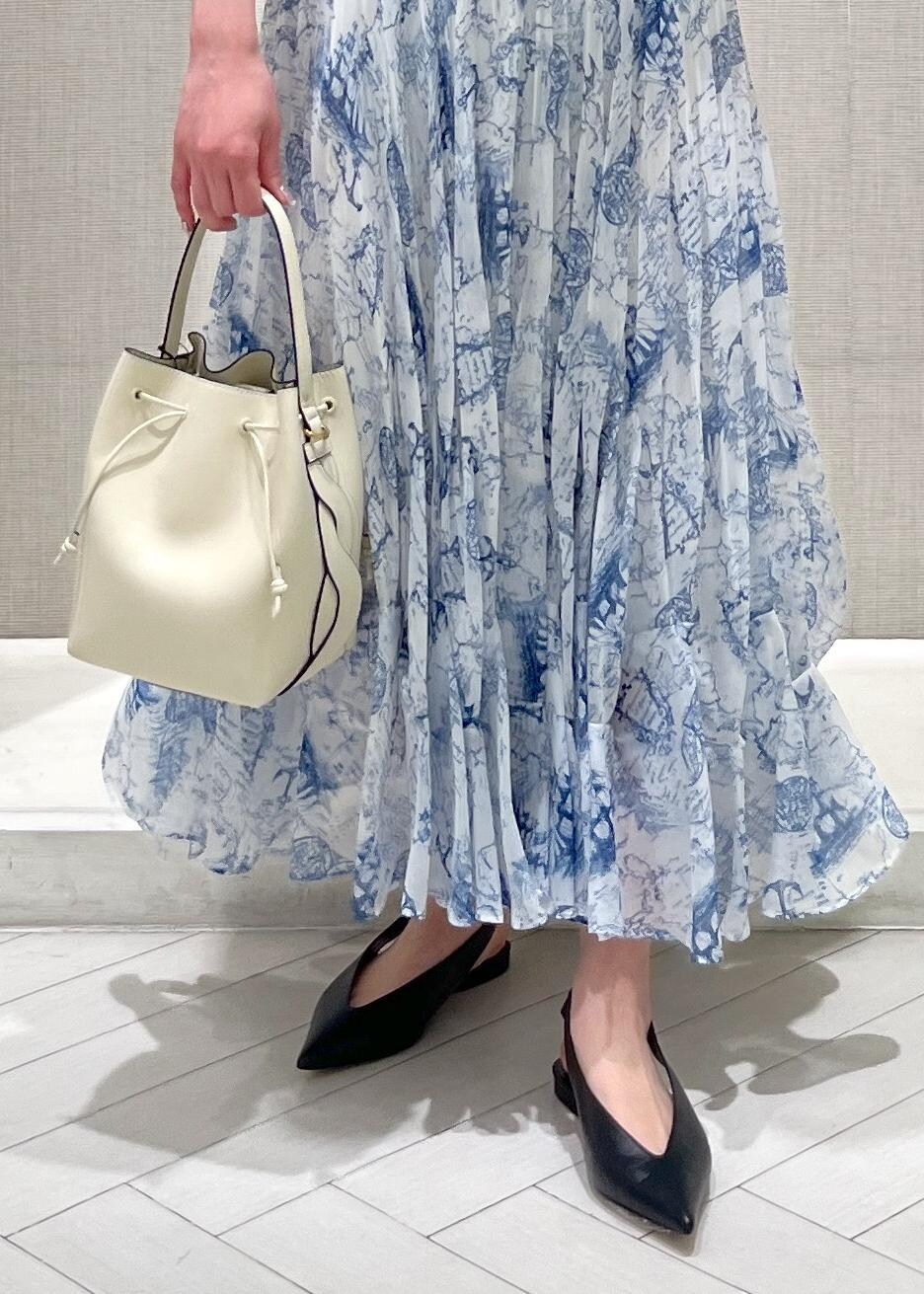 ブラック系のパンプス、ブルー系のスカート、ホワイト系のシャツ/ブラウスを着用したレディースの冬コーディネートの8枚目の写真