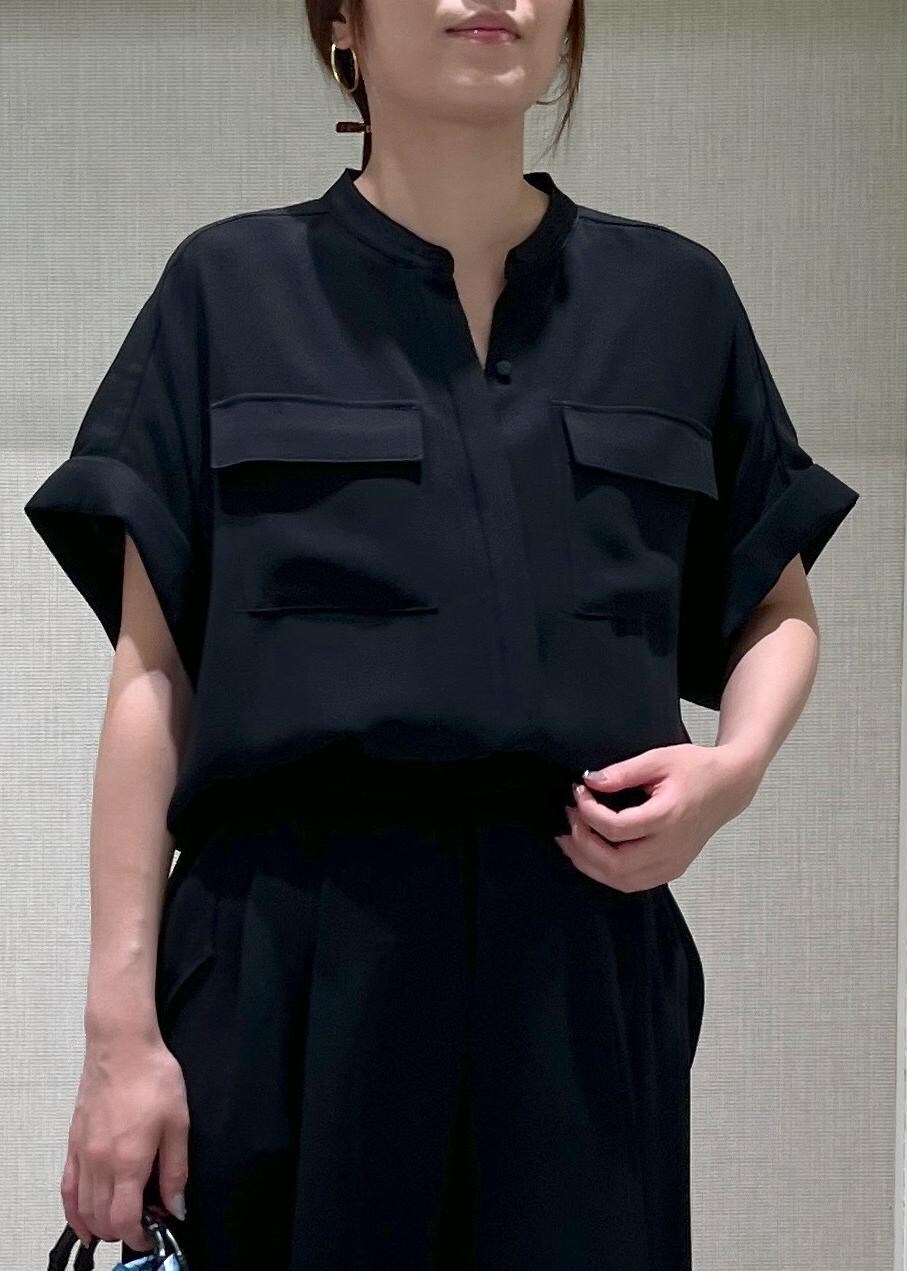 ブラック系のパンプス、ホワイト系のハンドバッグ、ブラック系のシャツ/ブラウスを着用したレディースの秋コーディネートの6枚目の写真