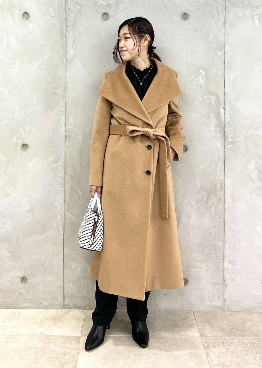 「ベージュ、ロング、コート、ブラック、パンツ、ブーツ、ヒール、ROPÉ、ÉPOR、Y BAG、シャツ・ブラウス、23AW秋の新作、通勤、オフィスカジュアル、大人カジュアル」｜「ROPE'のナロースクエアトゥストレッチヒールショートブーツ（ブーツ、ブラック系）」を使った、moekaさん（レディース・156cm）の夏コーディネートの5枚目の写真