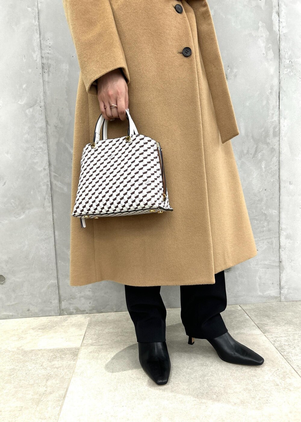「ベージュ、ロング、コート、ブラック、パンツ、ブーツ、ヒール、ROPÉ、ÉPOR、Y BAG、シャツ・ブラウス、23AW秋の新作、通勤、オフィスカジュアル、大人カジュアル」｜「ROPE'のナロースクエアトゥストレッチヒールショートブーツ（ブーツ、ブラック系）」を使った、moekaさん（レディース・156cm）の夏コーディネートの7枚目の写真
