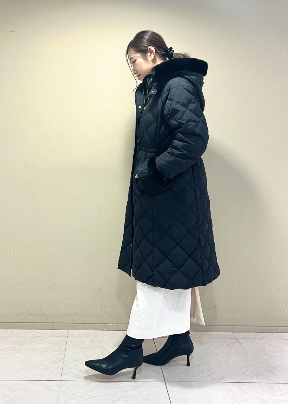 「Winter Coat 2023、ショルダーバッグ、ブラック、長袖、ロング、コート、ロング丈、ミディアム、ニット、クルーネック、ブーツ、ヒール、ショートブーツ、ショート、神崎さんコラボ」｜「ROPE'の【新色追加】RPロゴ スプリットレザードロストミドルバッグ（ハンドバッグ、ホワイト系）」を使った、moekaさん（レディース・156cm）の秋コーディネートの3枚目の写真