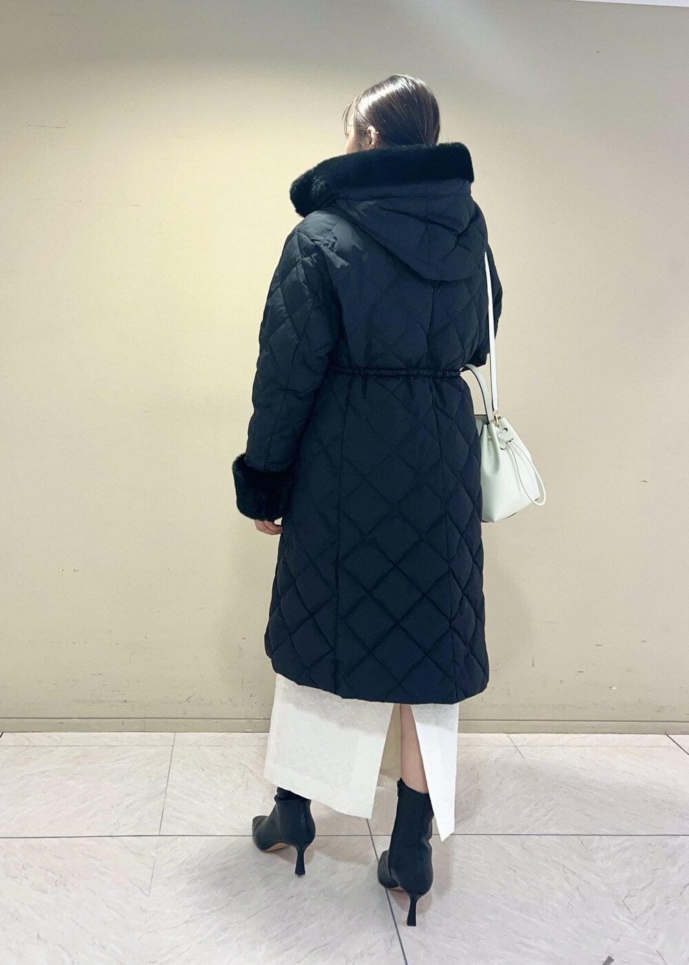 「Winter Coat 2023、ショルダーバッグ、ブラック、長袖、ロング、コート、ロング丈、ミディアム、ニット、クルーネック、ブーツ、ヒール、ショートブーツ、ショート、神崎さんコラボ」｜「ROPE'の【新色追加】RPロゴ スプリットレザードロストミドルバッグ（ハンドバッグ、ホワイト系）」を使った、moekaさん（レディース・156cm）の秋コーディネートの4枚目の写真
