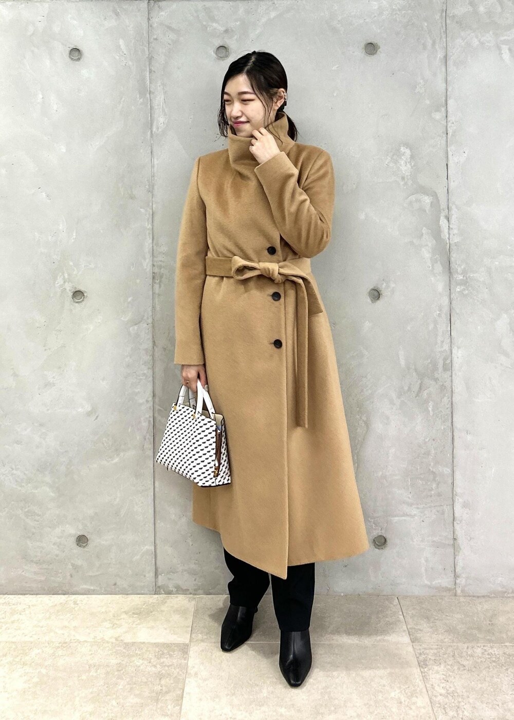 「ベージュ、ロング、コート、ブラック、パンツ、ブーツ、ヒール、ROPÉ、ÉPOR、Y BAG、シャツ・ブラウス、23AW秋の新作、通勤、オフィスカジュアル、大人カジュアル」｜「ROPE'のナロースクエアトゥストレッチヒールショートブーツ（ブーツ、ブラック系）」を使った、moekaさん（レディース・156cm）の夏コーディネートの6枚目の写真