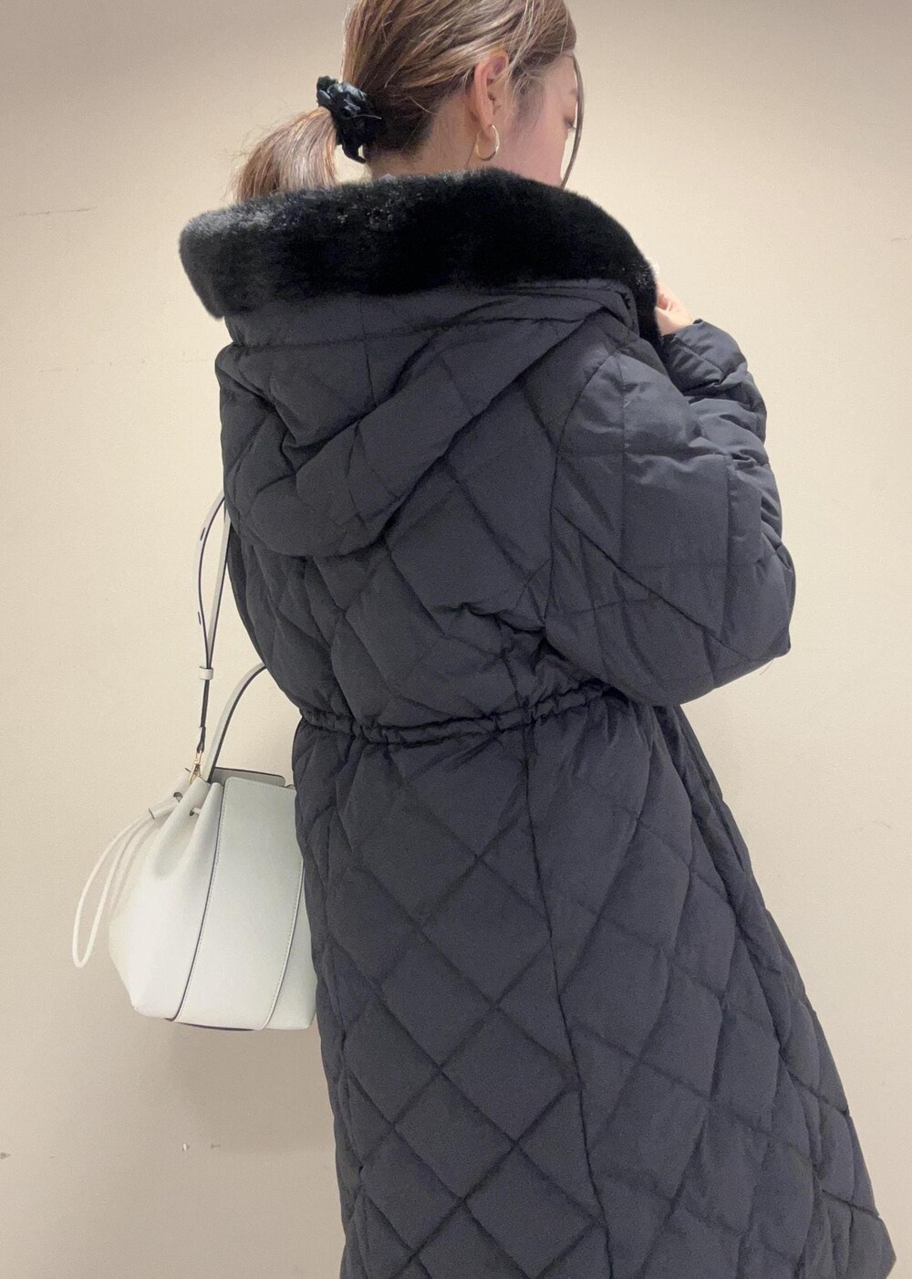 「Winter Coat 2023、ショルダーバッグ、ブラック、長袖、ロング、コート、ロング丈、ミディアム、ニット、クルーネック、ブーツ、ヒール、ショートブーツ、ショート、神崎さんコラボ」｜「ROPE'の【新色追加】RPロゴ スプリットレザードロストミドルバッグ（ハンドバッグ、ホワイト系）」を使った、moekaさん（レディース・156cm）の秋コーディネートの7枚目の写真