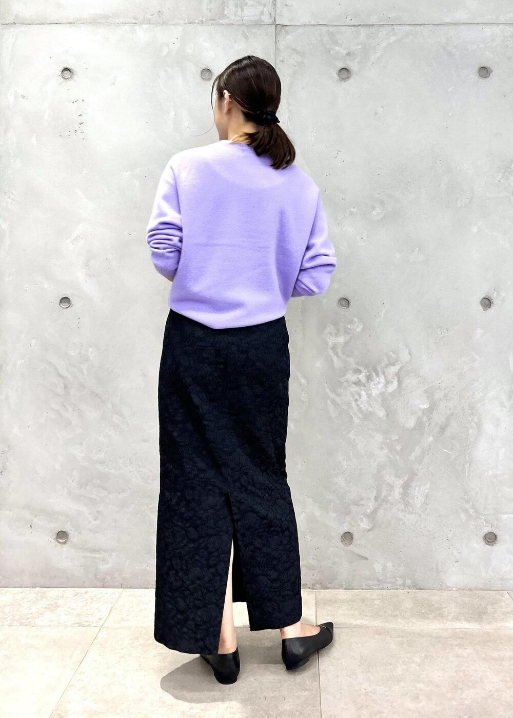 ブラック系のパンプス、ベージュ系のショルダーバッグ、パープル系のニット/セーターを着用したレディースの秋コーディネートの4枚目の写真