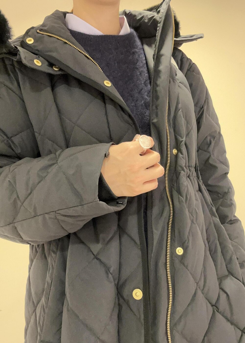 「Winter Coat 2023、ショルダーバッグ、ブラック、長袖、ロング、コート、ロング丈、ミディアム、ニット、クルーネック、ブーツ、ヒール、ショートブーツ、ショート、神崎さんコラボ」｜「ROPE'の【新色追加】RPロゴ スプリットレザードロストミドルバッグ（ハンドバッグ、ホワイト系）」を使った、moekaさん（レディース・156cm）の秋コーディネートの6枚目の写真