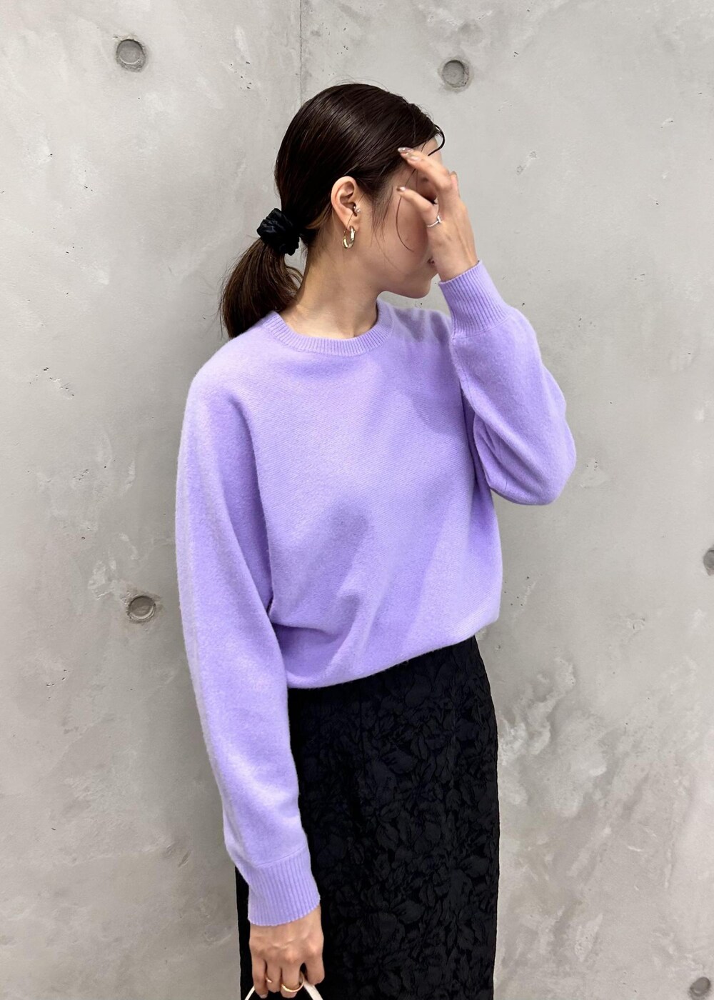 ブラック系のパンプス、ベージュ系のショルダーバッグ、パープル系のニット/セーターを着用したレディースの秋コーディネートの6枚目の写真