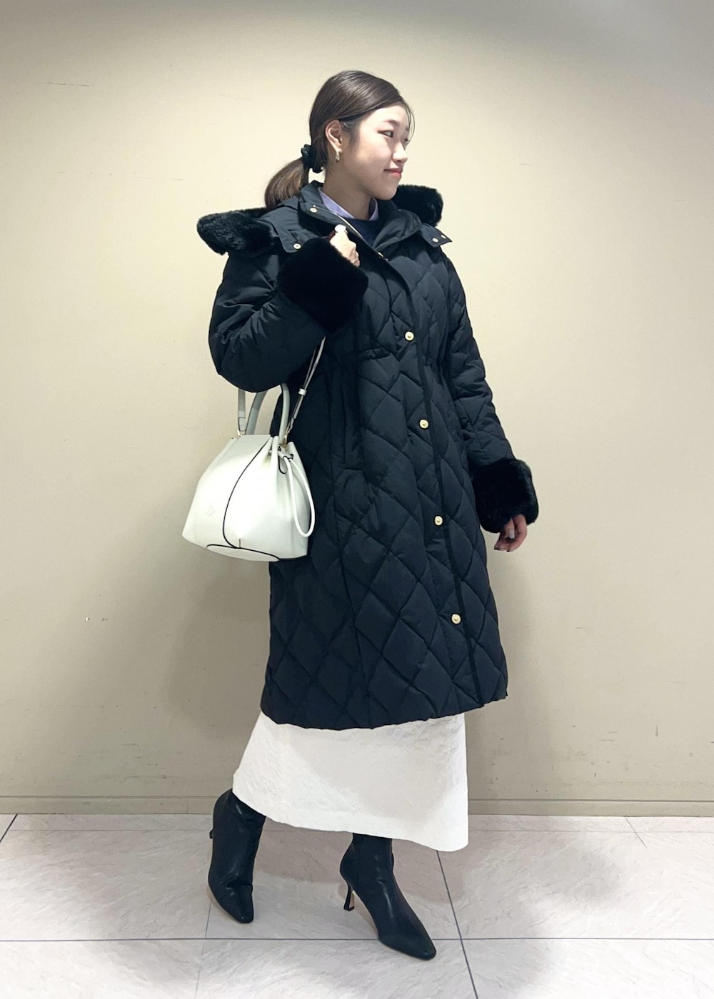 「Winter Coat 2023、ショルダーバッグ、ブラック、長袖、ロング、コート、ロング丈、ミディアム、ニット、クルーネック、ブーツ、ヒール、ショートブーツ、ショート、神崎さんコラボ」｜「ROPE'の【新色追加】RPロゴ スプリットレザードロストミドルバッグ（ハンドバッグ、ホワイト系）」を使った、moekaさん（レディース・156cm）の秋コーディネートの2枚目の写真