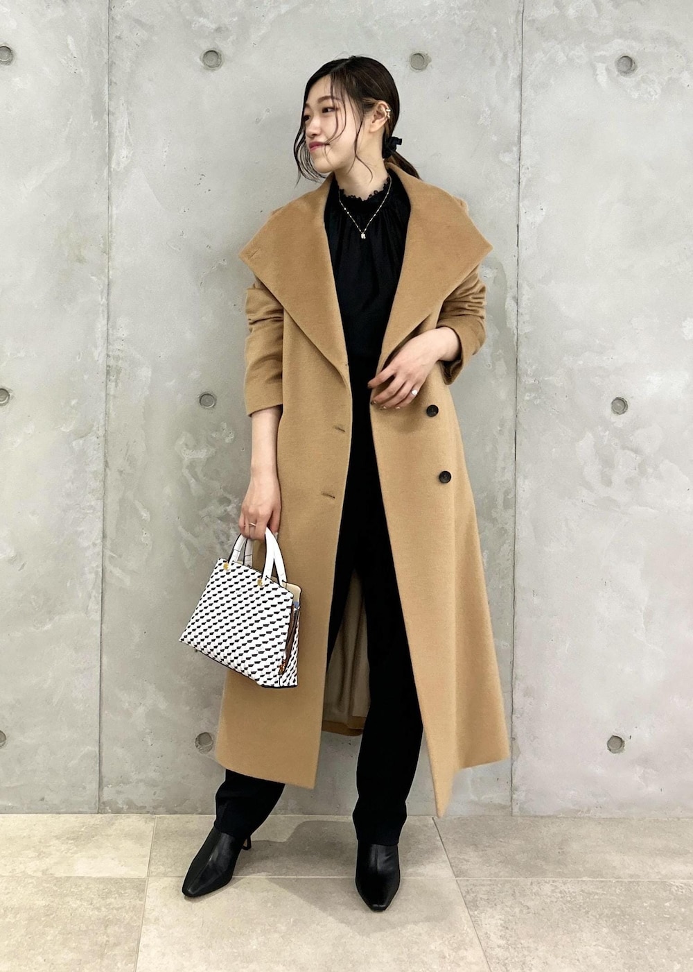 「ベージュ、ロング、コート、ブラック、パンツ、ブーツ、ヒール、ROPÉ、ÉPOR、Y BAG、シャツ・ブラウス、23AW秋の新作、通勤、オフィスカジュアル、大人カジュアル」｜「ROPE'のナロースクエアトゥストレッチヒールショートブーツ（ブーツ、ブラック系）」を使った、moekaさん（レディース・156cm）の夏コーディネートの2枚目の写真
